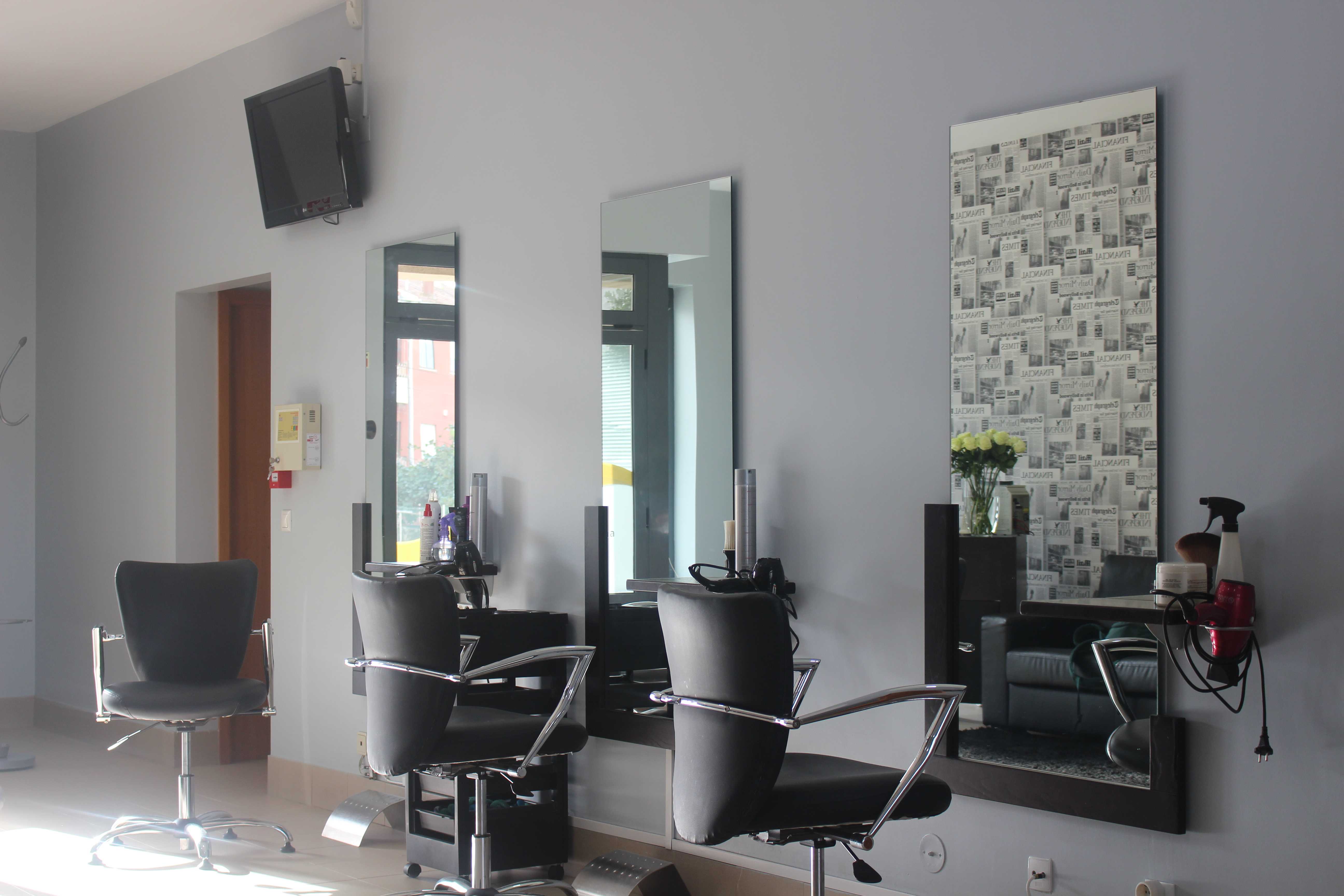hair salon 3 mirrors